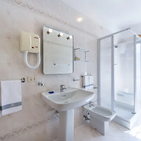 Iris Hotel 3*